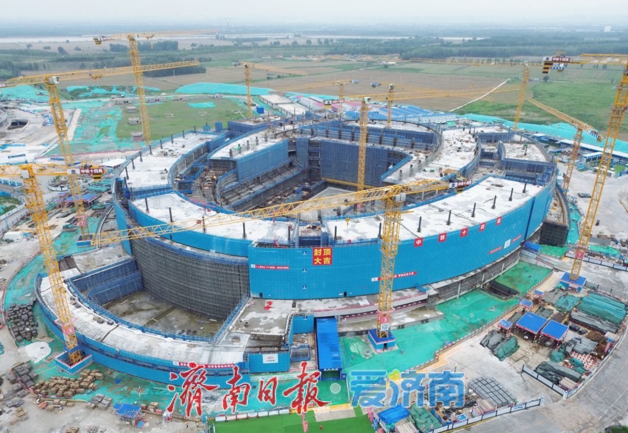 谈球吧官网入口坐标济南黄河北岸！这座超等活动中间主体封顶(图1)